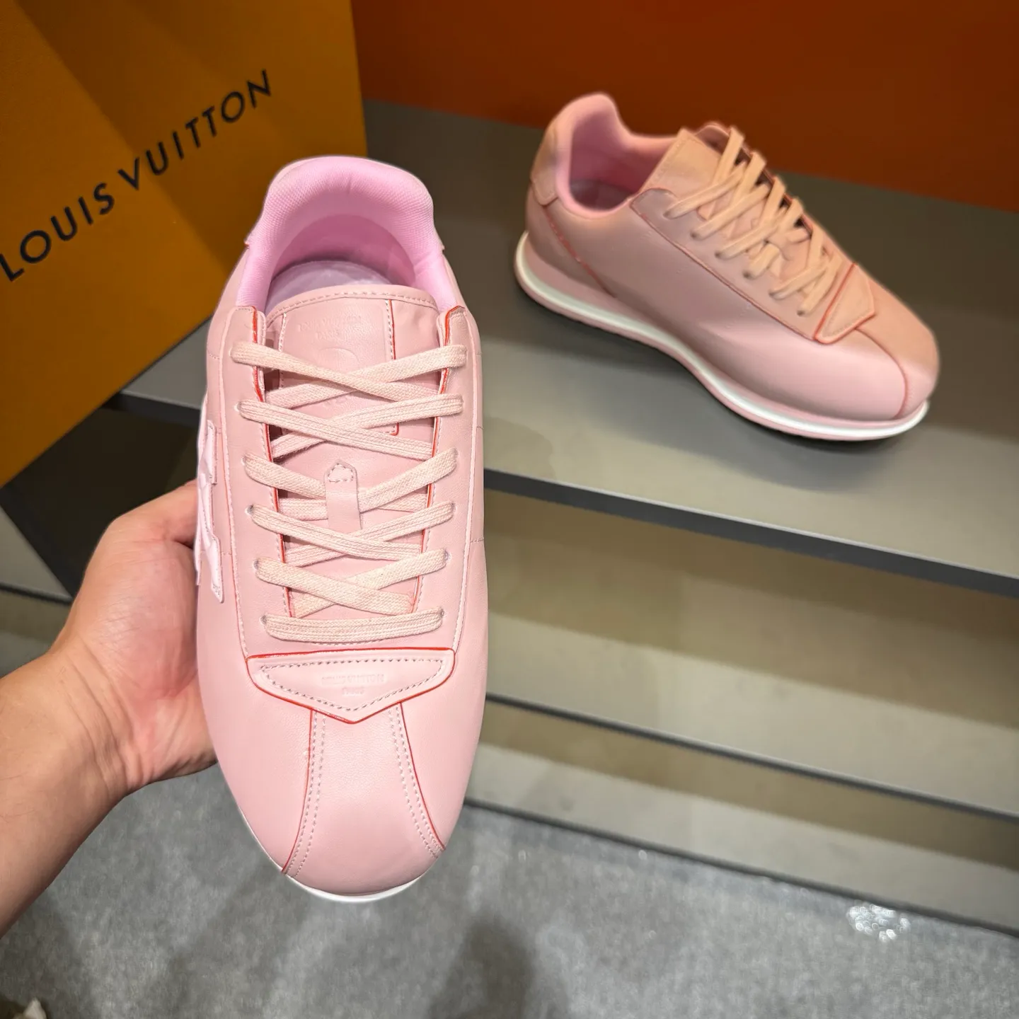 P540 Size 38-45 LV 🫏The colorful interpretation of BUTTERSOFT sneakers combines sheepskin, The colorful interpretation of LV BUTTERSOFT sneakers combines sheepskin and calfskin, bringing a super soft feel. Designed by Pharrell Williams, this '60s-inspired shoe features a padded upper that's been crafted by Louis Vuitton craftsmen to further enhance the comfort of the leather. In addition to the LV initials, it features multiple signatures, including natural leather trim and an embossed pattern of Pharrell Williams and lobster on the side, referencing the Fall/Winter 2025 men’s show. A must-have artifact for fashionistas✅